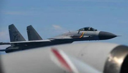 中日军机西太上空交锋：歼15 两小时反向伴飞，一记横切逼退日机