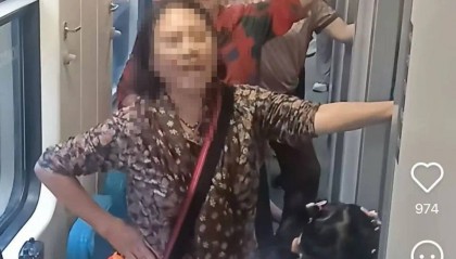 多名老人在火车卧铺走道放音乐跳广场舞，12306回应