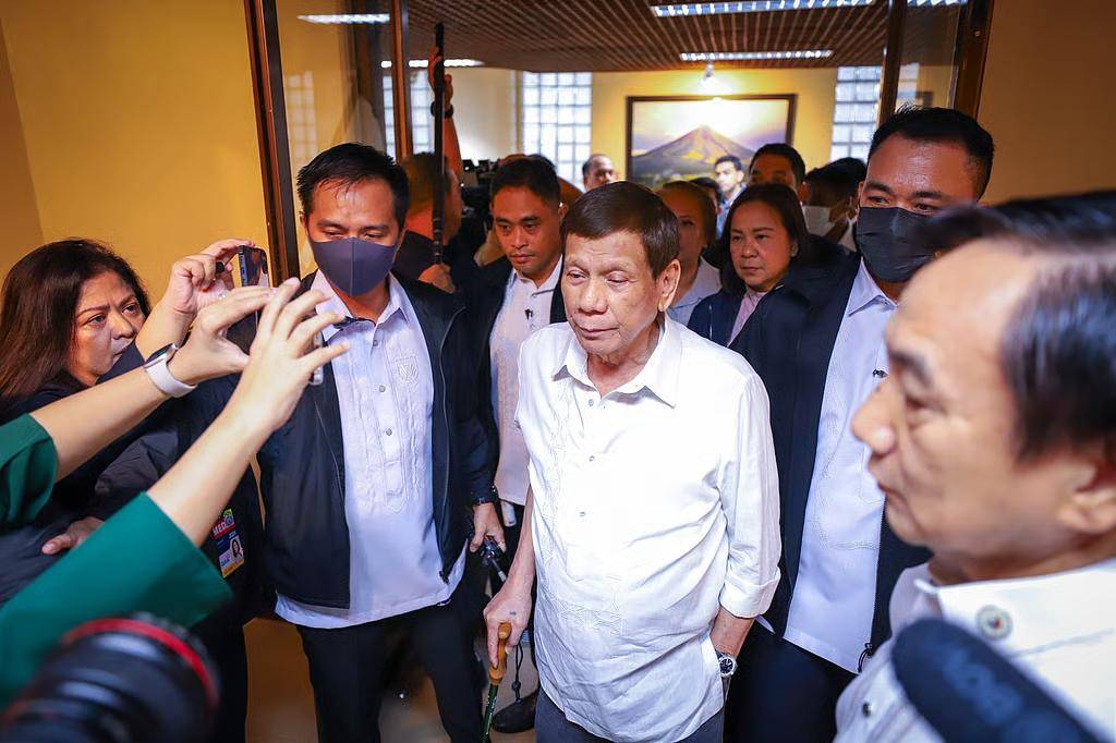 老杜在狱中告诉莎拉,三年后他将不惜代价,扶莎拉坐上总统宝座!