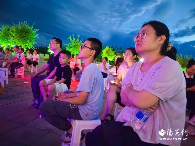 佳县：公益电影放映进广场