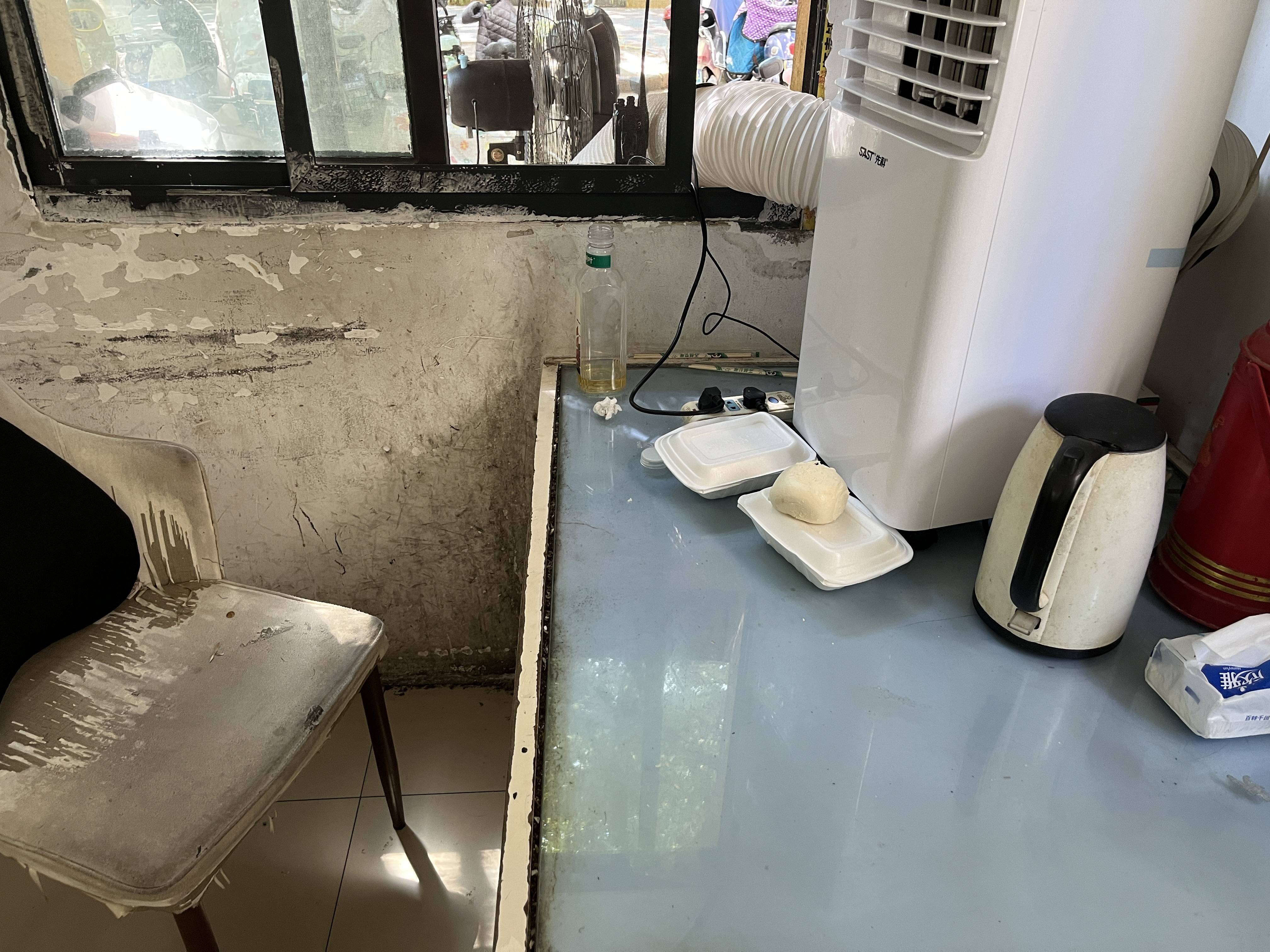 保安猝死岗亭后 同事和业主称环境改善