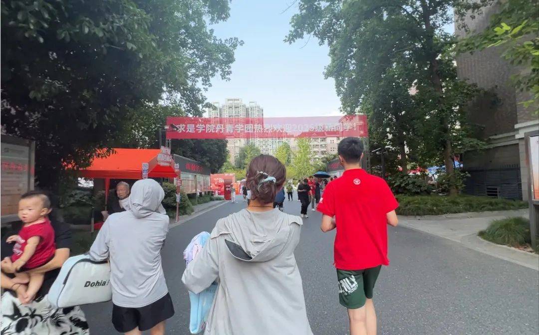 6000多人!浙大今天迎来本科新生,家长:校园很美,很爱杭州