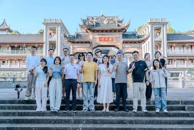 景区“打工人”郑国霖“火出天际” 母校校长:为他骄傲