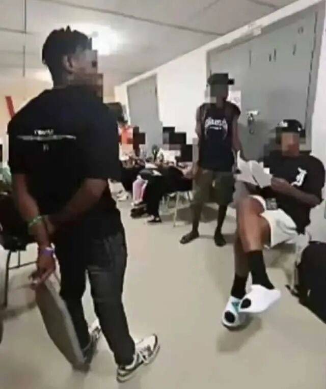 多名男留学生混住在女生宿舍?重庆理工大学通报:是临时安排,目前男留学生已全部搬走重新安排入住