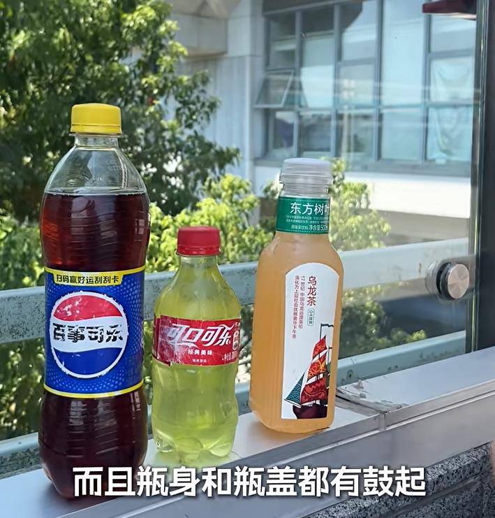 有老人长期在上海一景区外摆摊卖水，被质疑用废弃空瓶私自灌装，当地：将联合整治