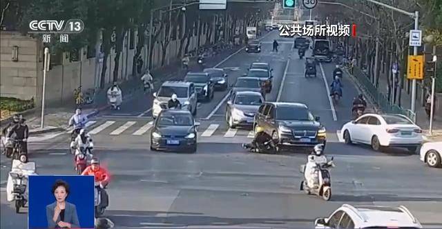 骑电动自行车闯红灯被撞 为什么不是“谁弱谁有理”