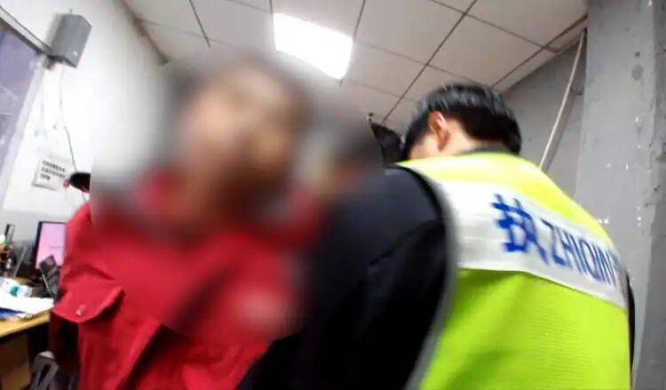 快递员将7999元的手机放门口，买家没收到！20多天后，手机自己“报警”了